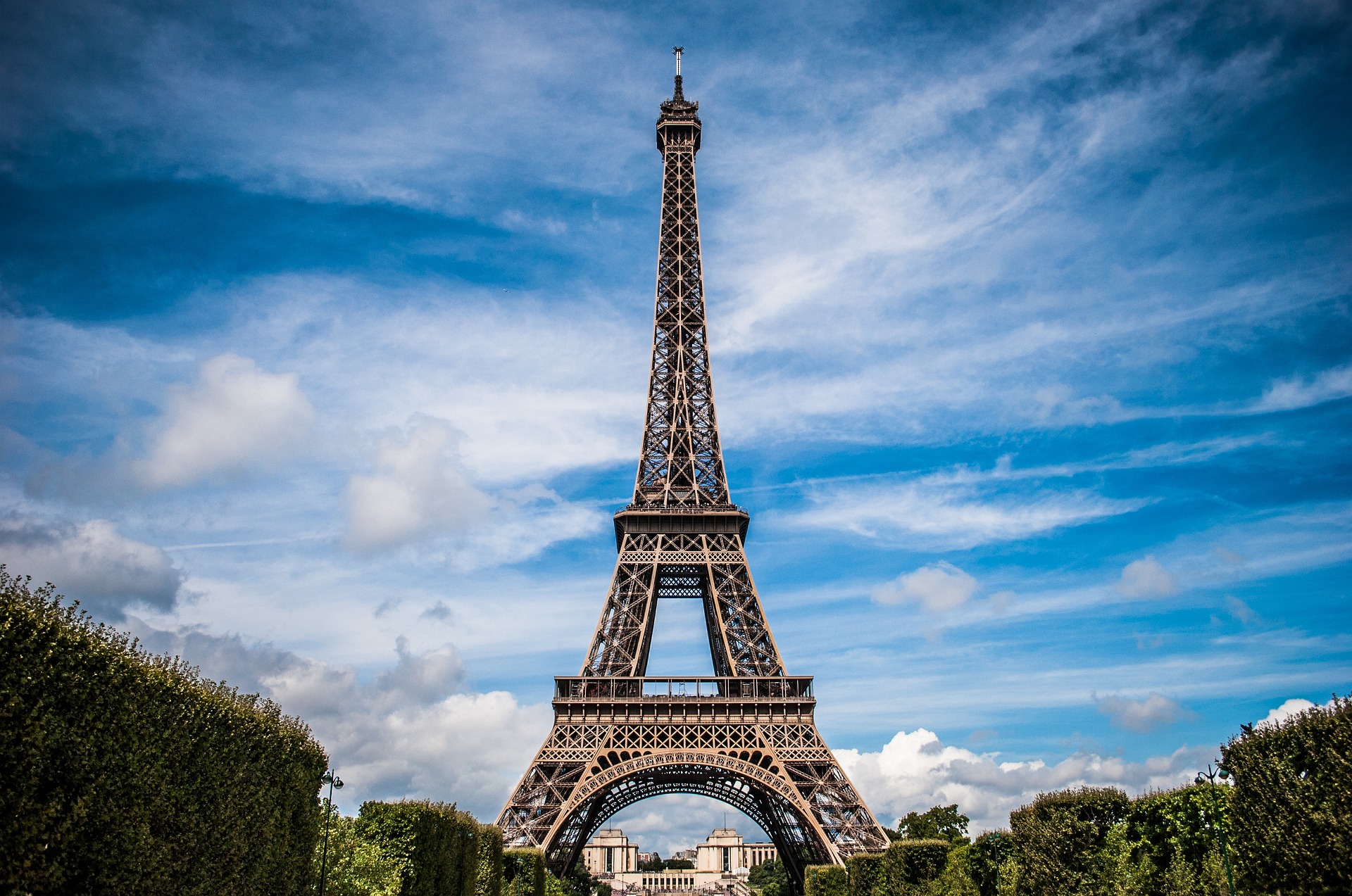 A Torre Eiffel completa 135 anos e continua linda e inteirona