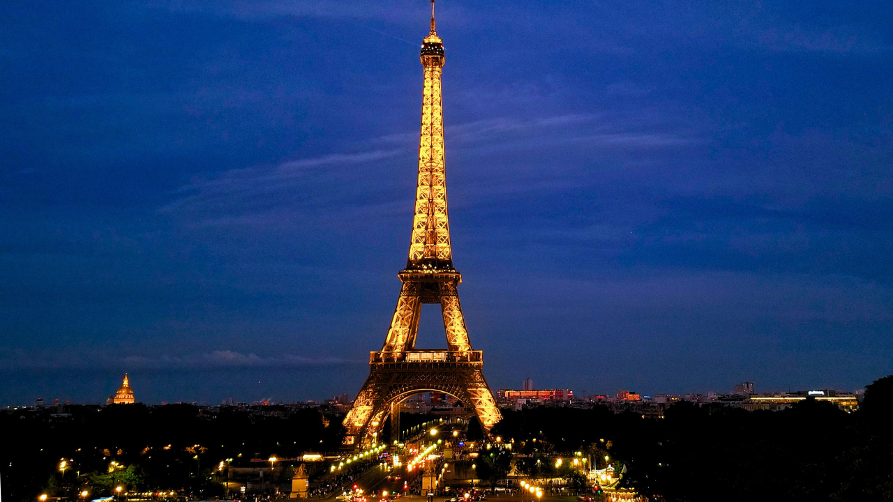 As luzes da Torre Eiffel piscam todas as noites